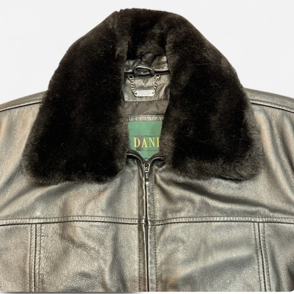 DANIER Classic Leather Trench Coat With Faux Fur Collar (Black) - Picture 5 of 16